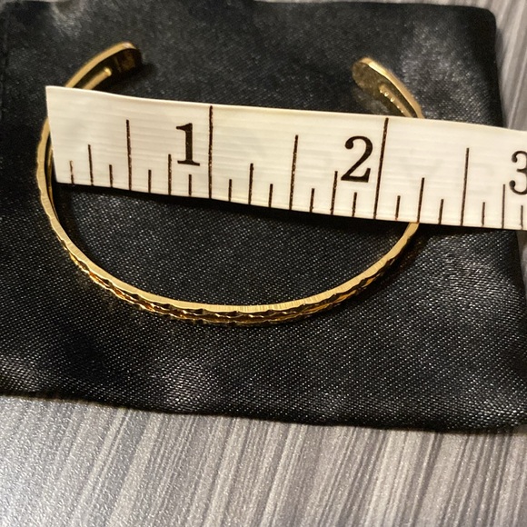18K Hammered bangle bracelet - Picture 3 of 3